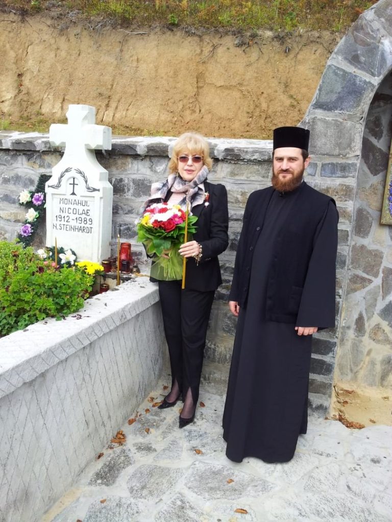 Corina Chiriac la mormântul părintelui Nicolae Steinhardt